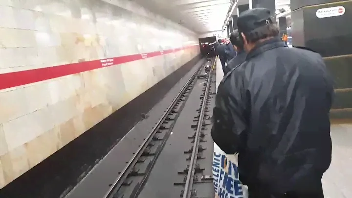 В Питере, в метро,  на пути упал человек...