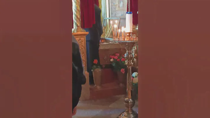 У открытых мощей Александра Свирского!